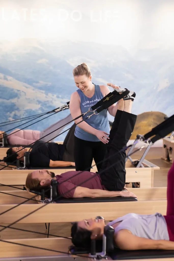 Entrenamiento de Pilates con máquinas Reformer guiado por instructora certificada en Club Pilates Bilbao