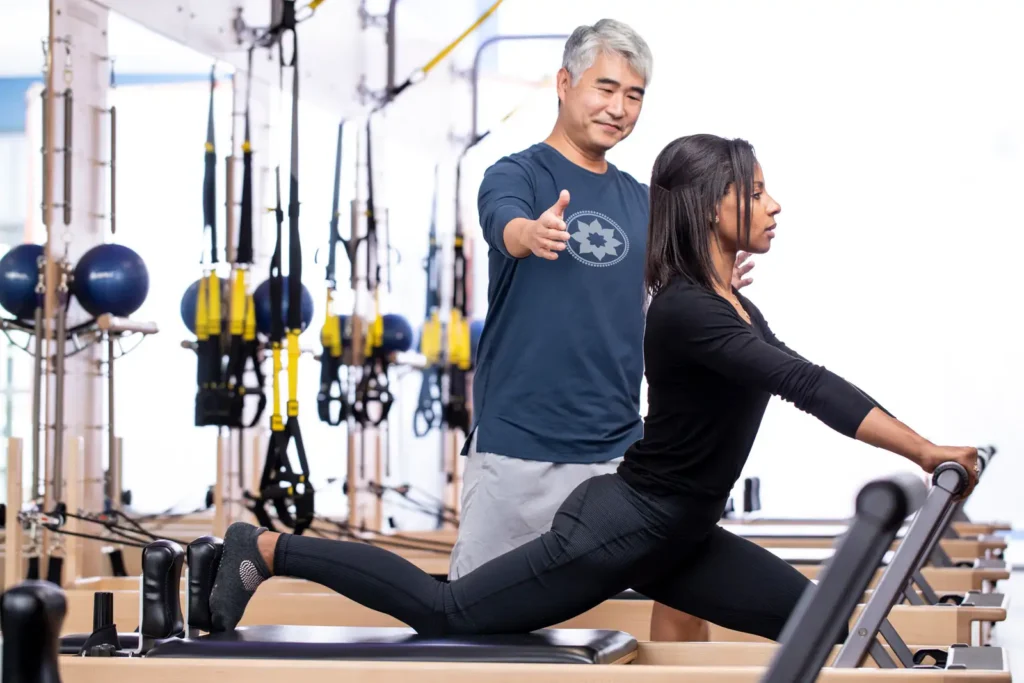 Alumna realizando ejercicios de Reformer Flow en Club Pilates Indautxu Bilbao, fortaleciendo cuerpo y mente en la nueva sede.