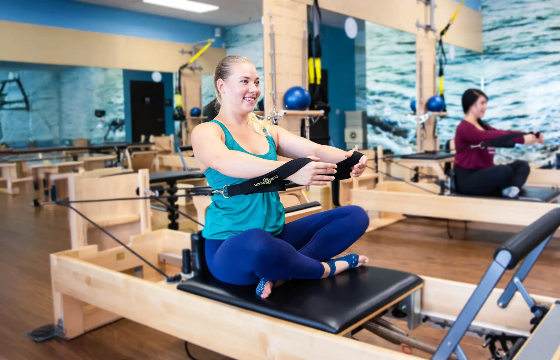 Entrenamiento Reformer Flow en dúo en Club Pilates Indautxu Dos socias recibiendo clases de Reformer Flow en Club Pilates Indautxu Bilbao