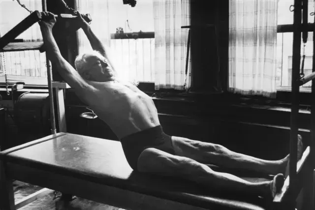 Joseph Pilates utilizando el Reformer original | Imagen histórica del método Pilates