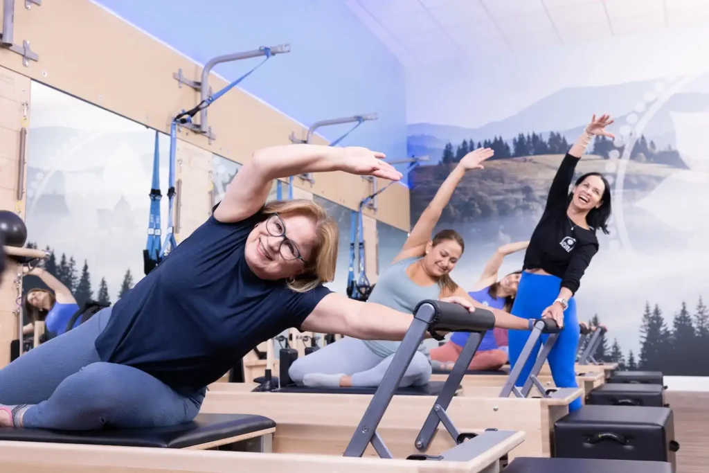 Pilates con máquinas Reformer para mujeres mayores en Club Pilates Indautxu