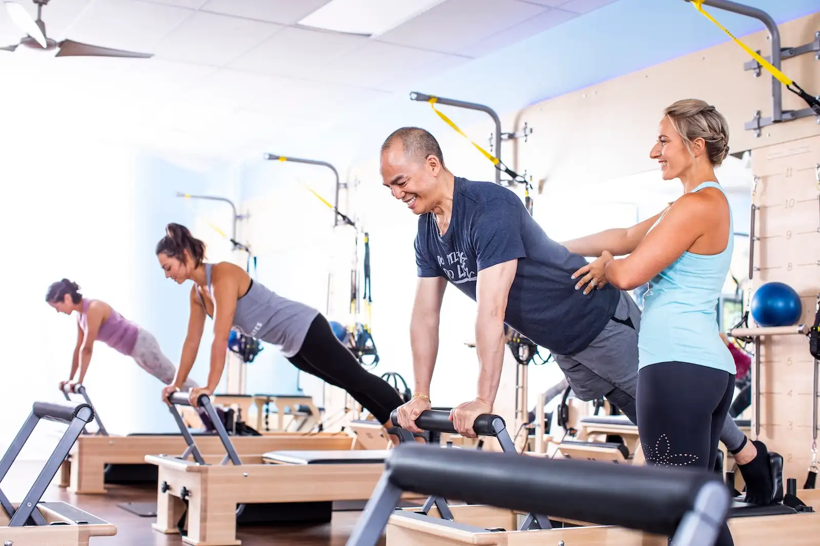 Beneficios del Pilates Reformer para la flexibilidad – Club Pilates Indautxu Amigos en sesión de Pilates Reformer mejorando la flexibilidad en Club Pilates Indautxu Bilbao