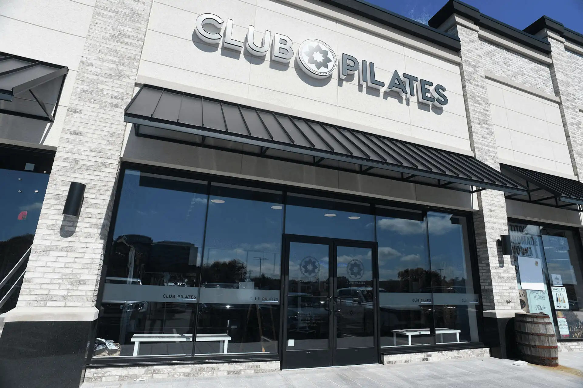 Fachada de las oficinas principales de Club Pilates en Estados Unidos Contacto
