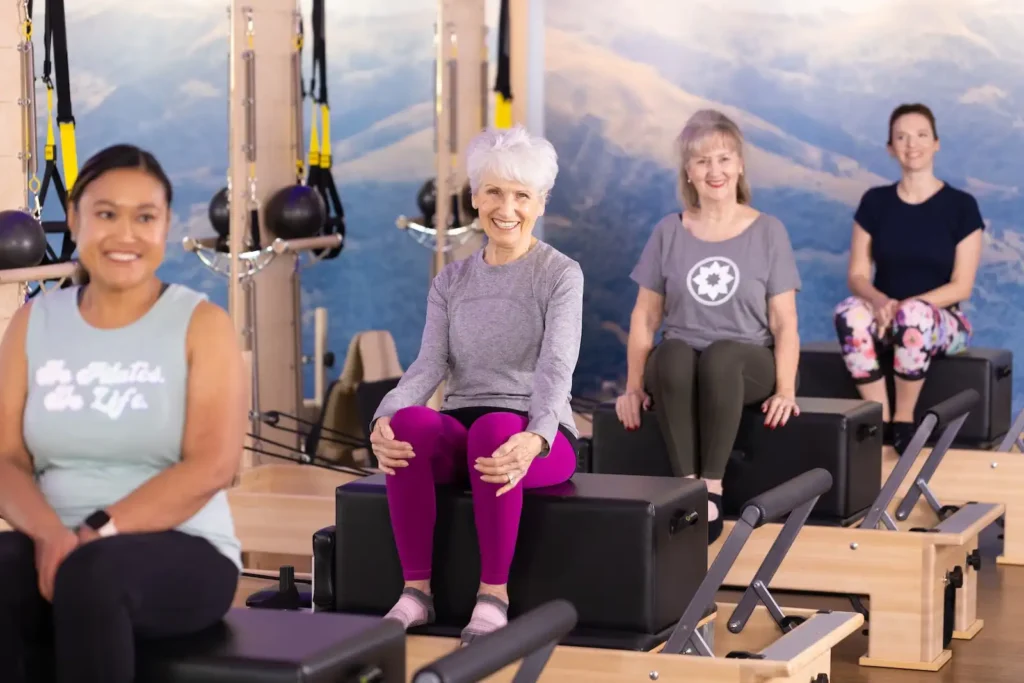 Grupo de amigas entrenando Pilates Reformer en Club Pilates Indautxu Bilbao