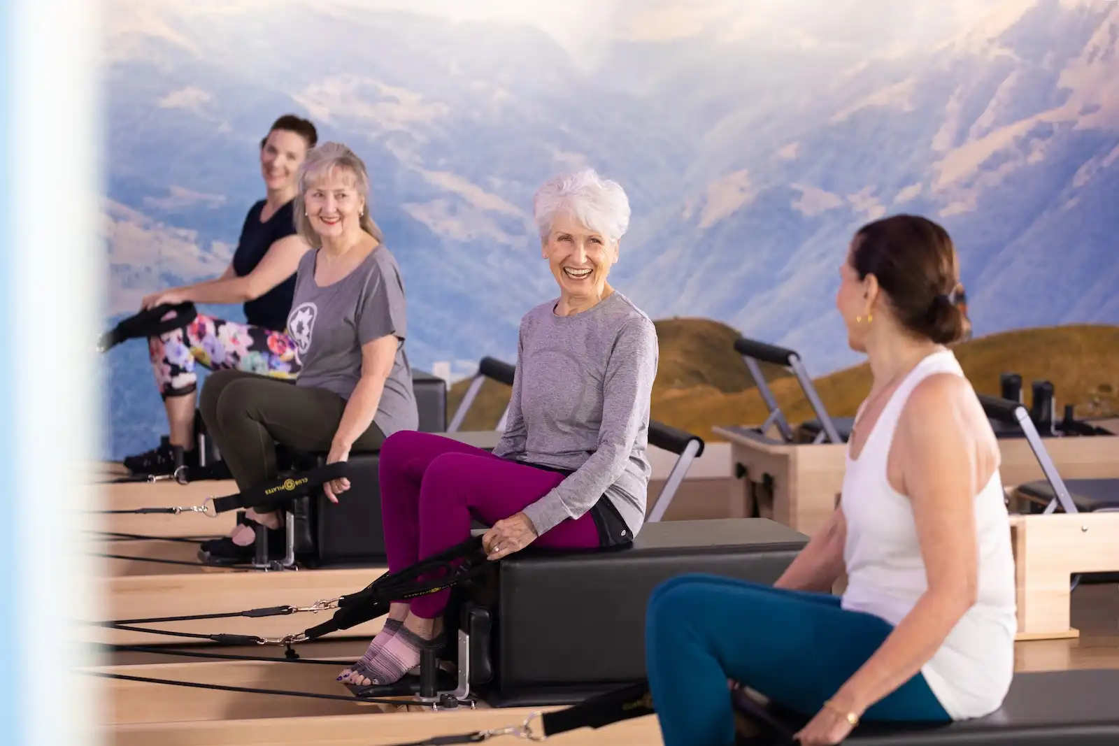 Pilates Reformer para mejorar la coordinación en mujeres mayores – Club Pilates Indautxu Grupo de señoras haciendo Pilates Reformer para mejorar la coordinación en Club Pilates Indautxu Bilbao