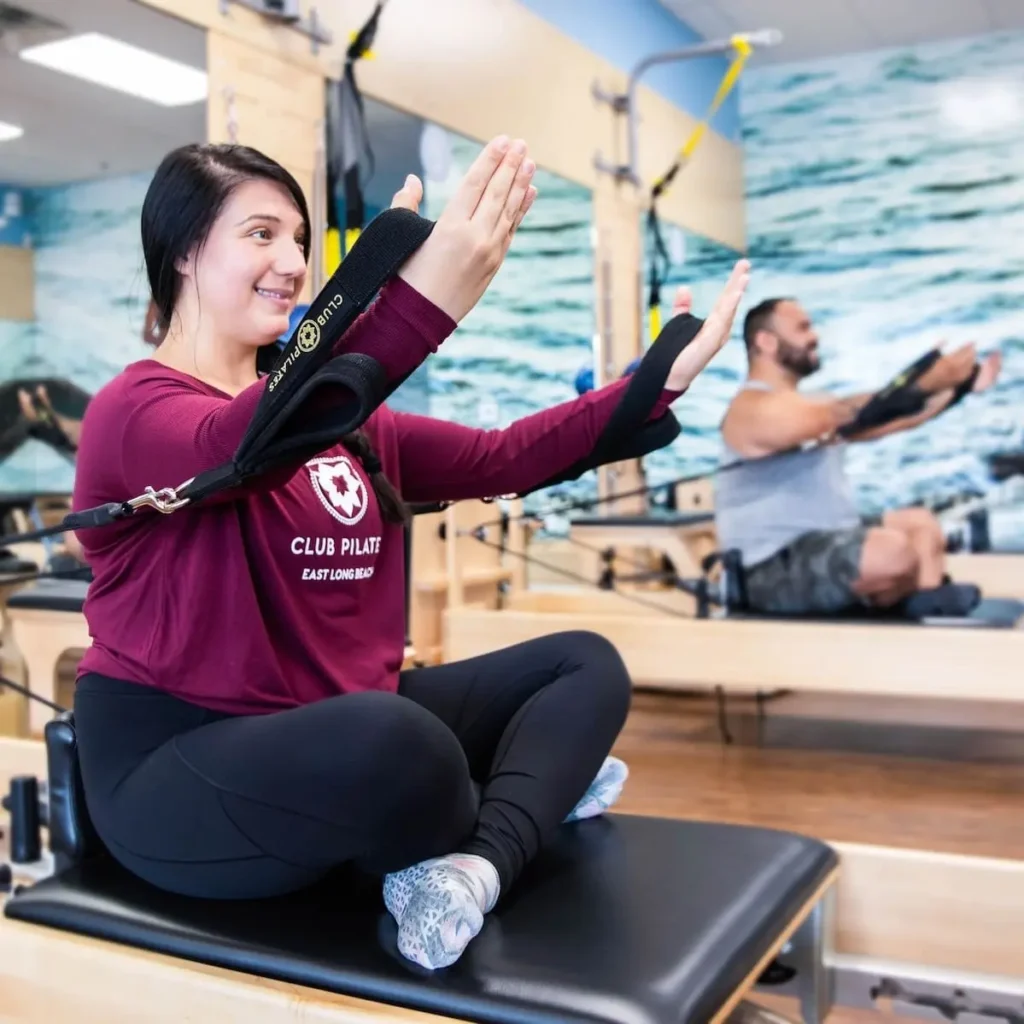 Joven alumna tomando clases de Pilates Reformer en Club Pilates Indautxu Bilbao
