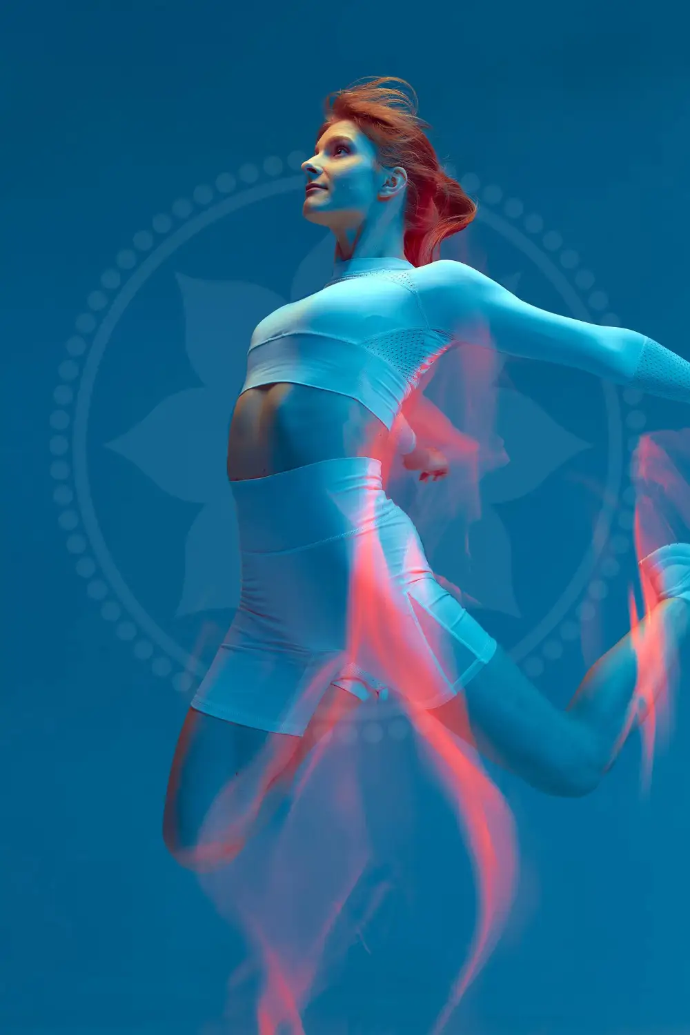 Mujer haciendo Pilates en Bilbao sintiendo su propiocepción en Club Pilates Indautxu