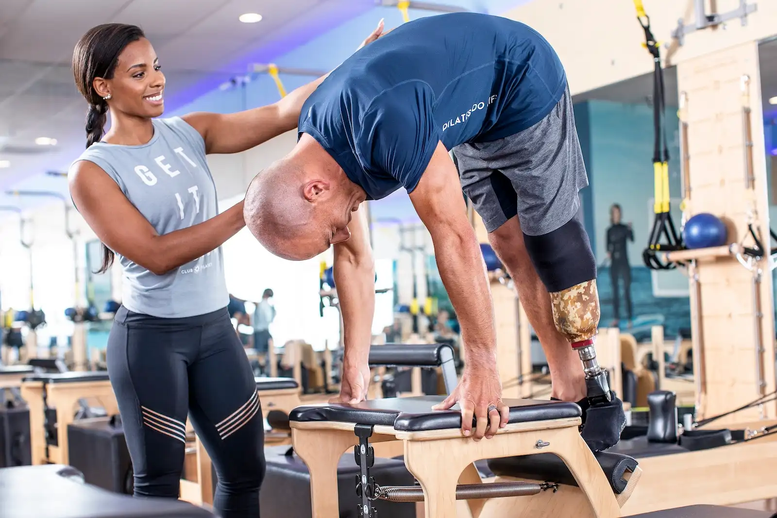 Mejora de fuerza y flexibilidad en hombres con Pilates Reformer – Club Pilates Indautxu Hombre practicando Pilates Reformer para mejorar fuerza y flexibilidad en Club Pilates Indautxu Bilbao