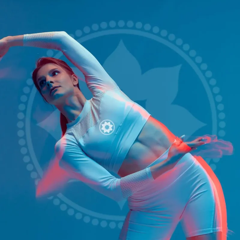 Socia de Club Pilates Bilbao Indautxu haciendo estiramientos previos al Pilates para estimular la conciencia corporal