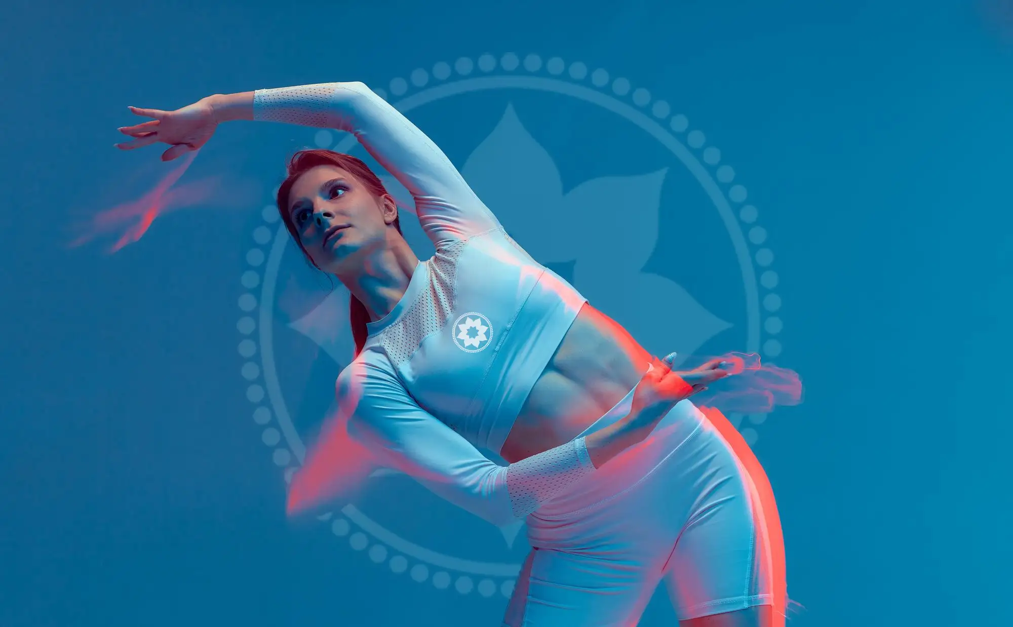 Socia de Club Pilates Bilbao Indautxu haciendo estiramientos previos al Pilates para estimular la conciencia corporal