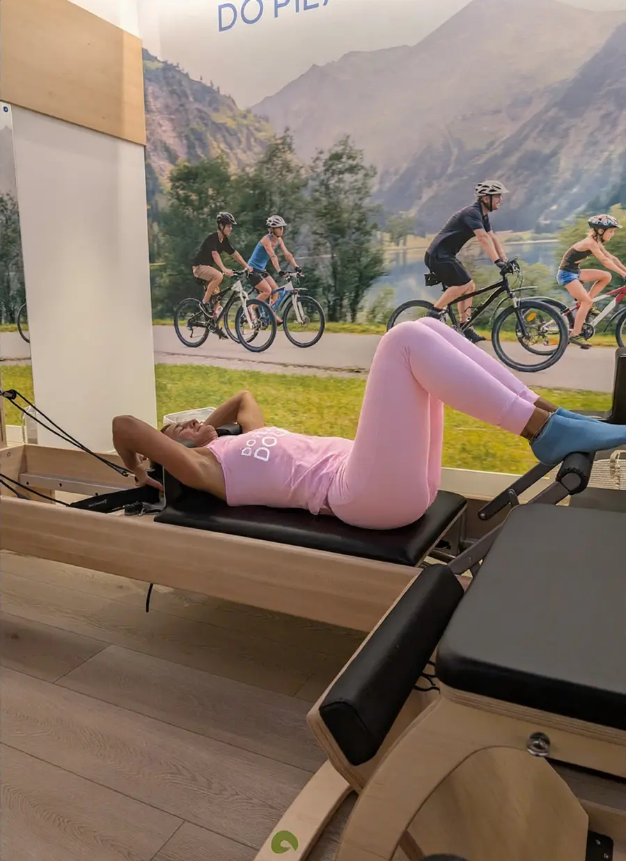 Instructora entrenando a una alumna en clase de pilates reformer en Club Pilates Indautxu Bilbao