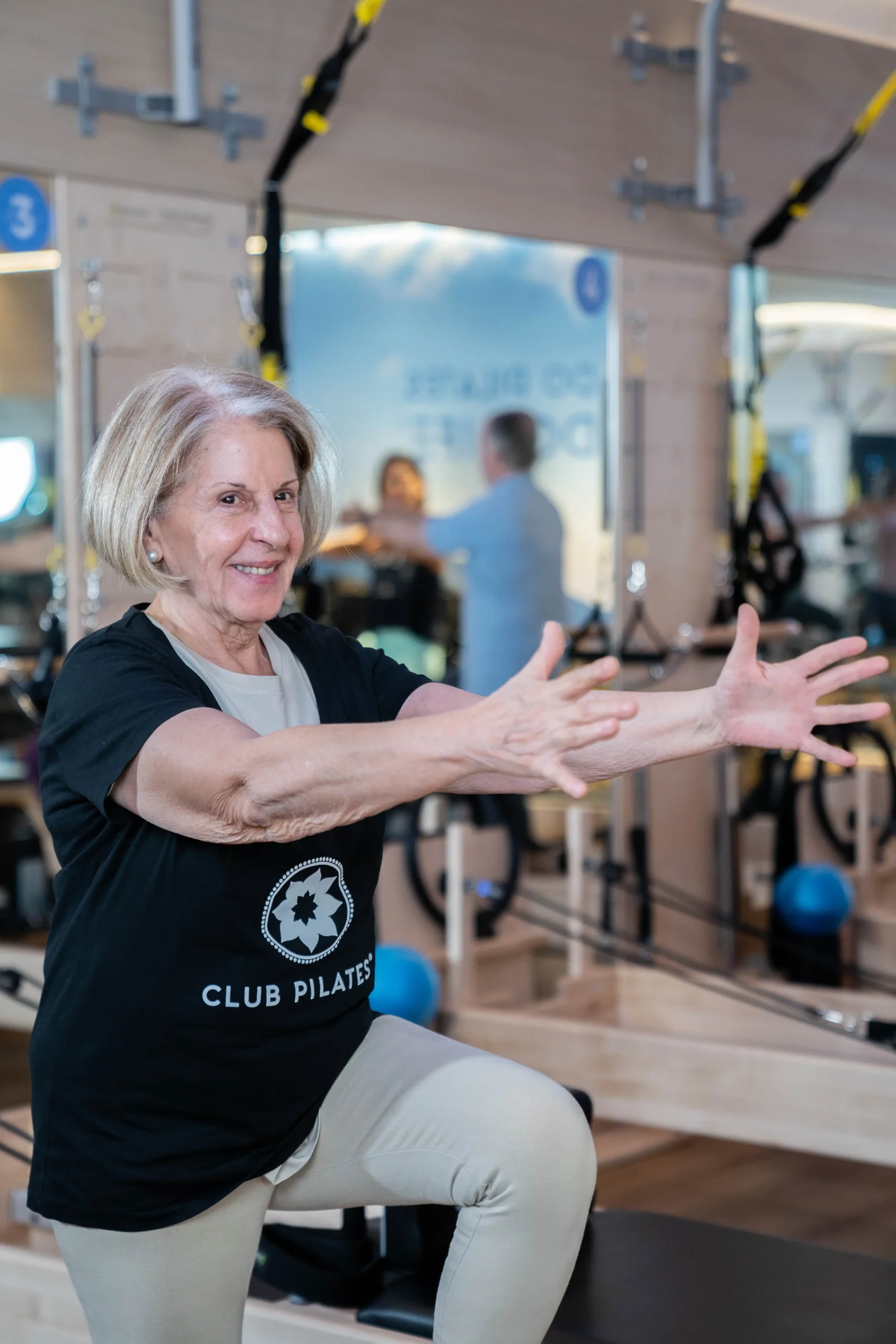 mujer adulta haciendo pilates para comprobrar como neurociencia y pilates se unen para poder brindar un mejor estilo de vida.