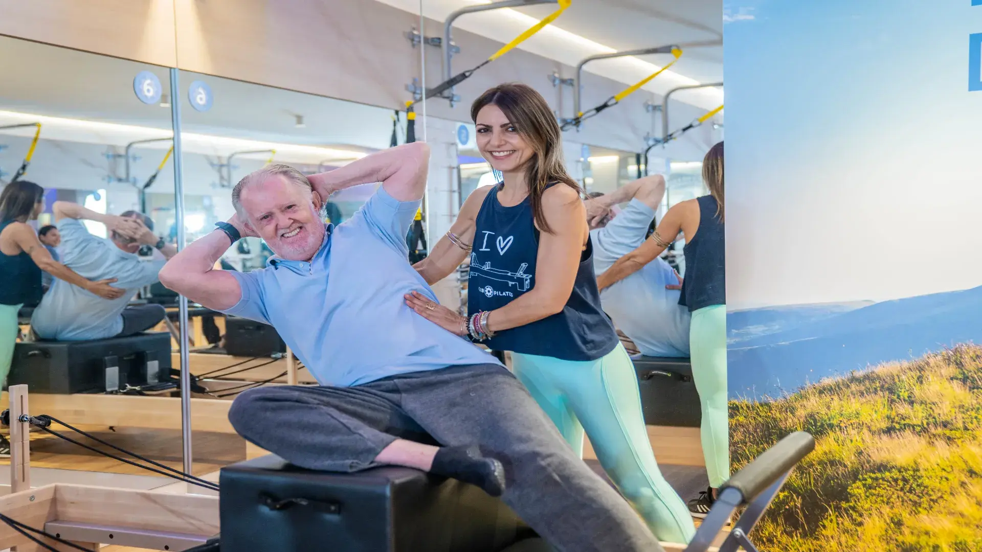 señor practicando Pilates en casa